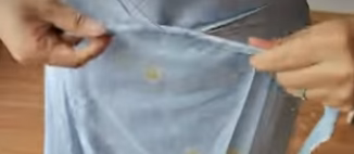 系帶捋平至一側(cè),左右系帶交叉并扭轉(zhuǎn)在一起兩圈,用來(lái)固定裙子.jpg 系帶捋平至一側(cè),左右系帶交叉并扭轉(zhuǎn)在一起兩圈,用來(lái)固定裙子.jpg