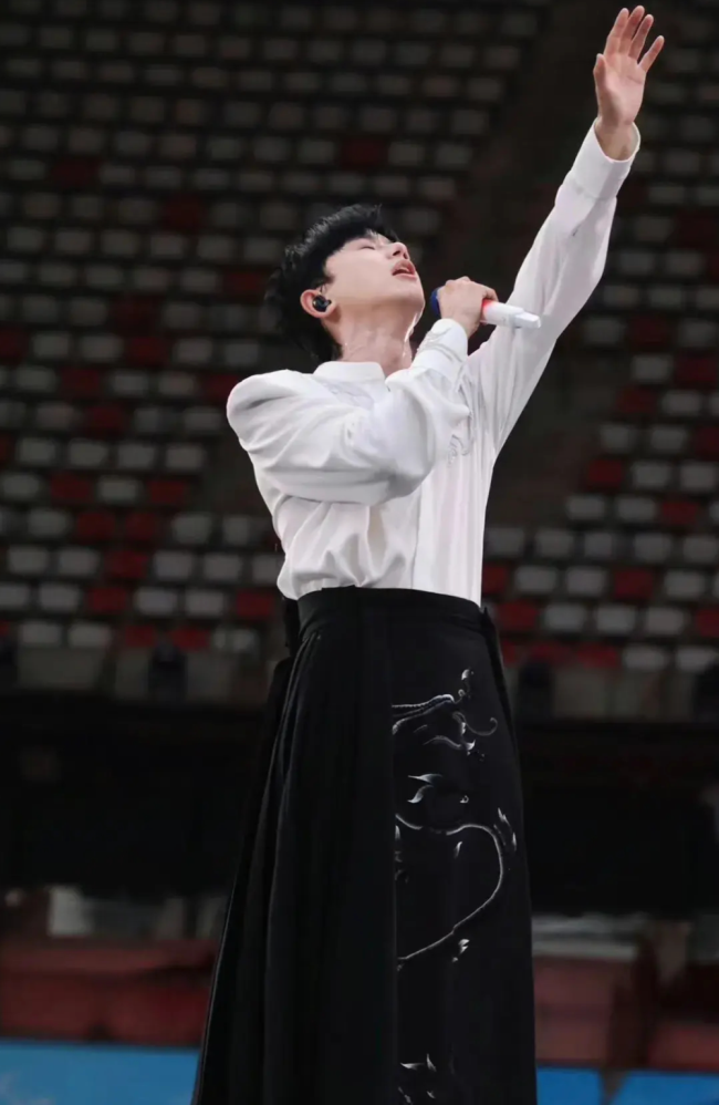 張杰馬面裙驚艷全場,網友直呼:這是國風版本的‘嘻哈’?